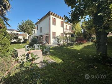 Mira centro ampia villa con giardino di 500mq