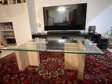 Tavolo basso in cristallo con basi in marmo