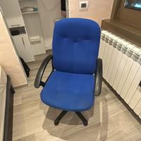 Sedia ufficio con rotelle e braccioli