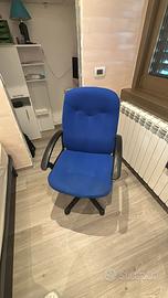 Sedia ufficio con rotelle e braccioli