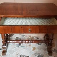 Tavolino bolognese in noce di inizio '900