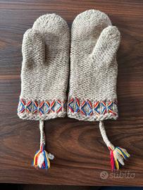 Moffole uomo in lana cotta.