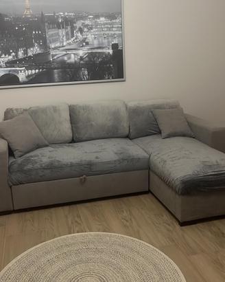 Divano grigio chiaro