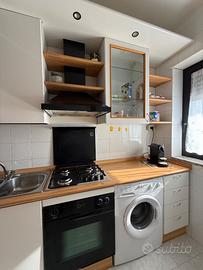 Cucina in legno e dettagli in metallo