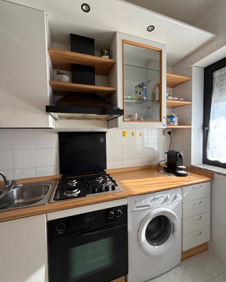 Cucina in legno e dettagli in metallo