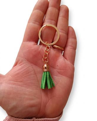 Portachiavi con nappina verde e dettagli oro