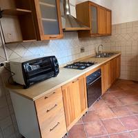 Cucina lineare di circa 3,6 m in legno