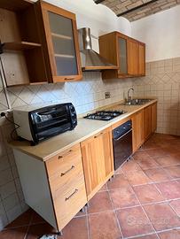 Cucina lineare di circa 3,6 m in legno