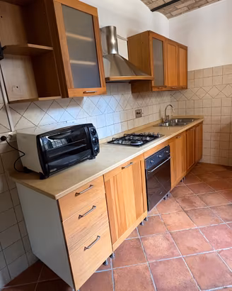 Cucina lineare di circa 3,6 m in legno