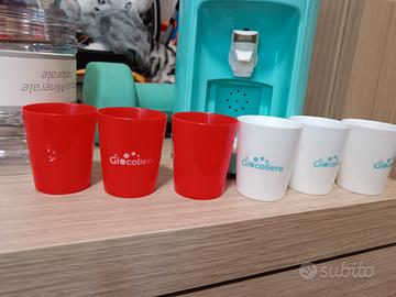 Mini distribuitore di acqua con bicchierini 