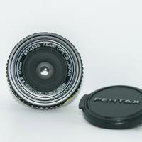 Pentax- M 40 mm f 2.8 pancake lens, tappi.