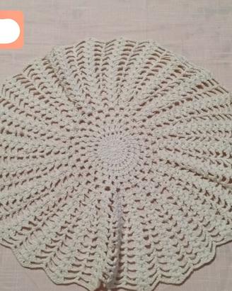 Tre centrini di filo vari colori rotondi 20€