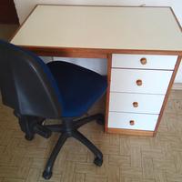Scrivania bianca in legno massello e sedia dattilo