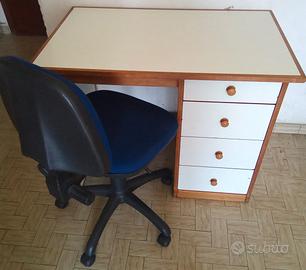 Scrivania bianca in legno massello e sedia dattilo