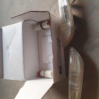 4 coppie di indicatori di direzione (frecce) 