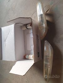 4 coppie di indicatori di direzione (frecce) 