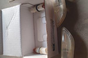 4 coppie di indicatori di direzione (frecce) 