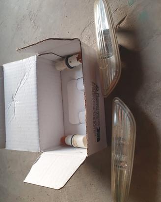 4 coppie di indicatori di direzione (frecce) 