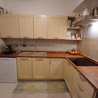 Cucina angolare con elettrodomestici 