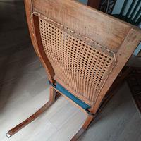 Sedia a dondolo in legno e paglia di vienna