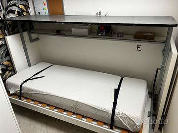 Letto a scomparsa con scrivania