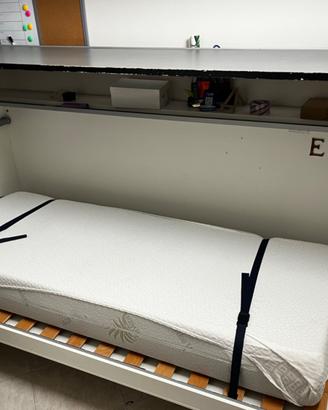 Letto a scomparsa con scrivania