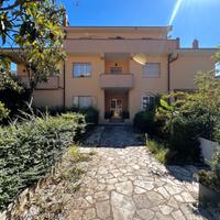 Appartamento con camino, cantina e giardino