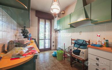 VILLA A SCHIERA CON GIARDINO E GARAGE