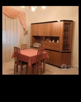 mobili soggiorno con tavolo e 4 sedie 
