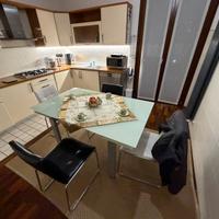 cucina con tavolo e 4 sedie ( no microonde)