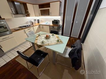 cucina con tavolo e 4 sedie ( no microonde)