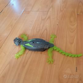 Geko telecomandato che si arrampica sulle pareti