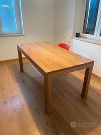 Tavolo in legno massello – robusto e spazioso