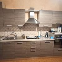 Cucina moderna grigia.