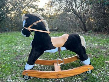 Cavallo a dondolo con rotelle