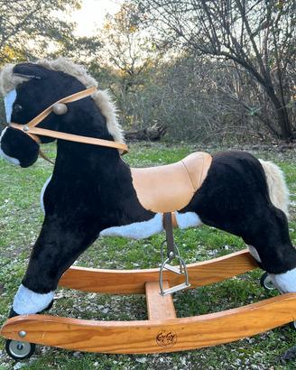 Cavallo a dondolo con rotelle