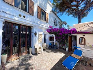 VILLA A SCHIERA A TERRACINA