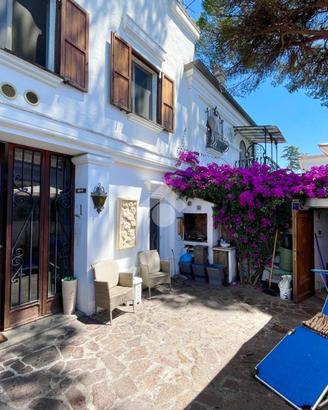 VILLA A SCHIERA A TERRACINA