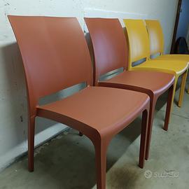 Sedie VOLGA in polipropilene 2 colori