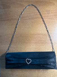 Pochette in raso nero con catena