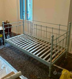 Letto  in metallo azzurro con doghe e materasso