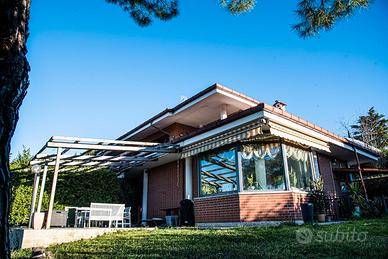 Villa in Collina con Vista Panoramica