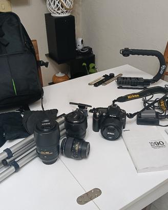 Nikon D90 con 4 obiettivi, zaino e accessori vari 