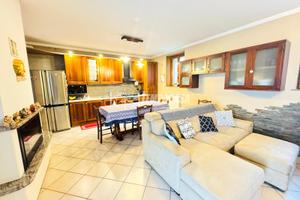 PORZIONE DI CASA TERRA TETTO CON BOX E LOCALE HOBB