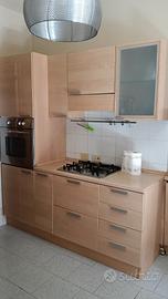cucina +lavastoviglie e lampadario