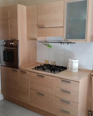 cucina +lavastoviglie e lampadario