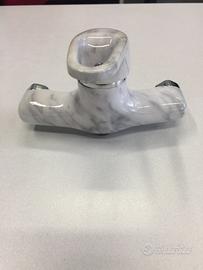 Miscelatore doccia esterno in marmo bianco carrara