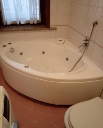 Vasca da bagno angolare