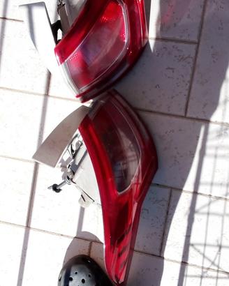 coppia di fanali posteriori Ford b max