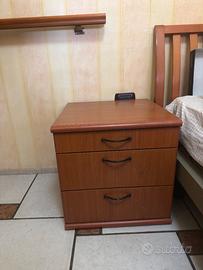 Comodino in legno con 3 cassetti